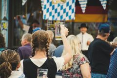 Festival-Oktoberfest-birra-ragazza